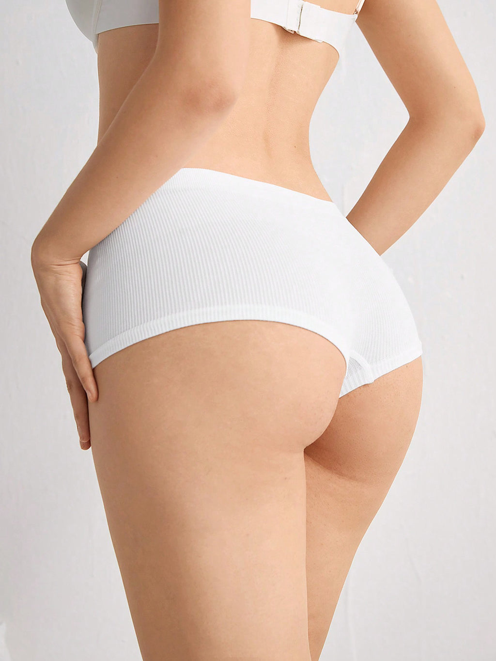 aa8d8433-cf3d-4a76-8b69-24f0afc3c124 - Poised Curves