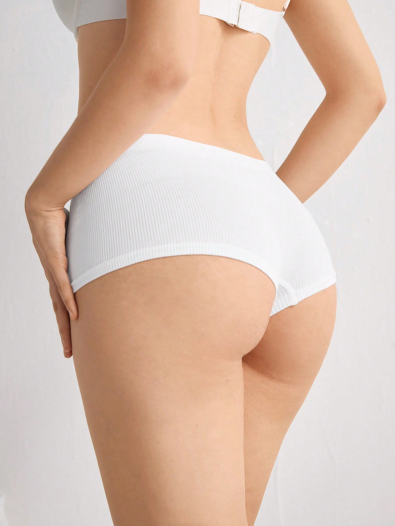 aa8d8433-cf3d-4a76-8b69-24f0afc3c124 - Poised Curves