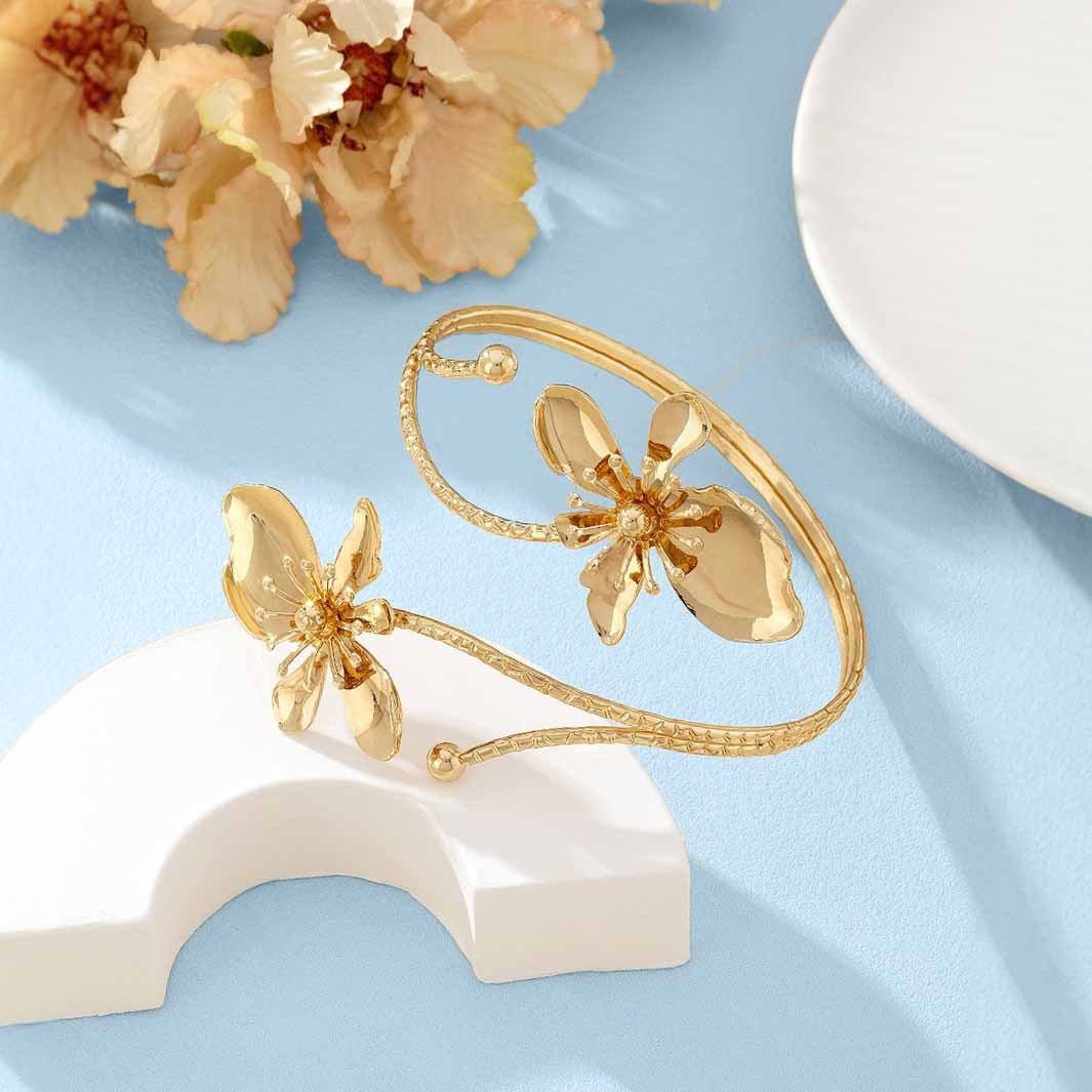 Elegant Golden Flower Opening Metal Armband